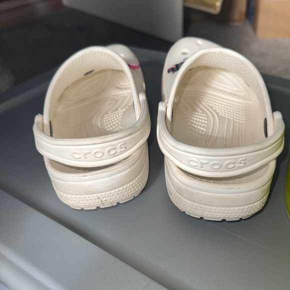 CROCS woman’s 5 White Sandals with Colorful Charms - Picture 4 of 7